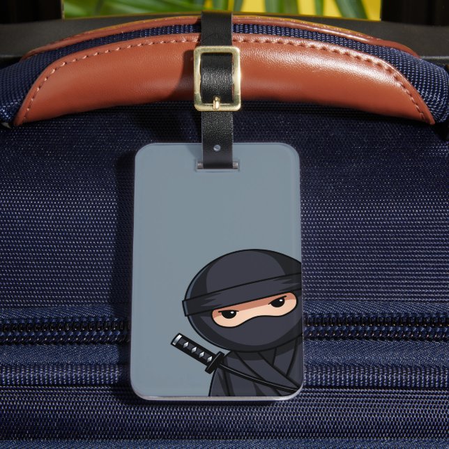 Tittar Ninja Warrior på Grey Bagagebricka (Framsida Insitu 2)