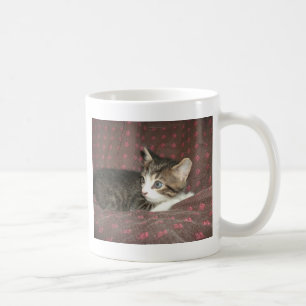 Tittar omkring kaffemugg