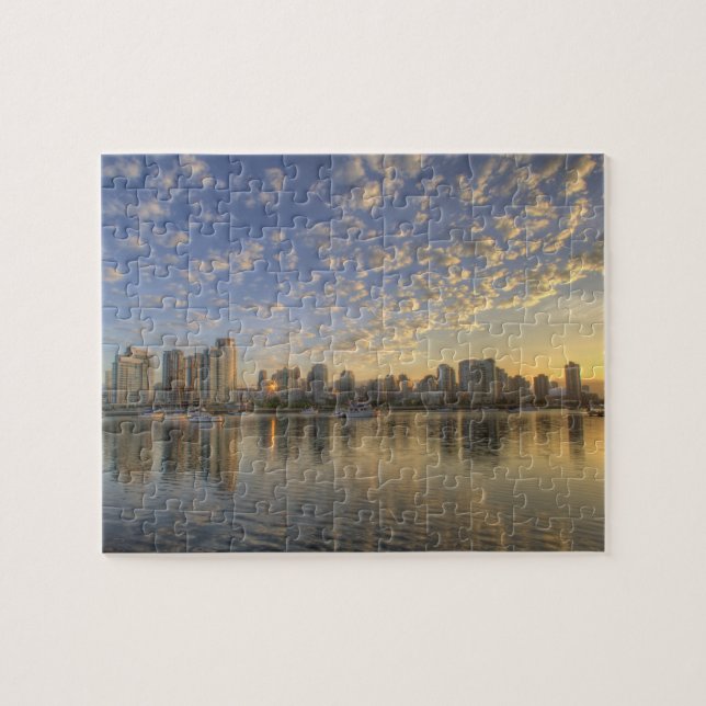 Tittar över False Bäck vid skylten på Pussel (Horisontell)