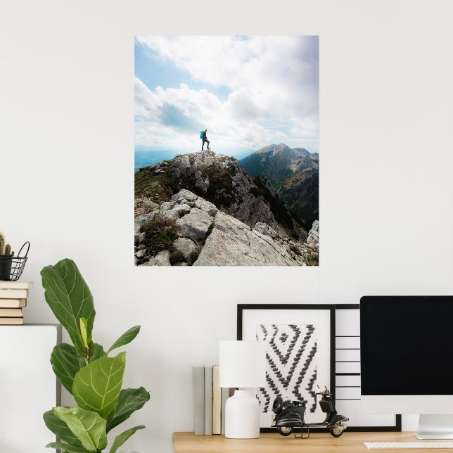 Tittar över nytt äventyr poster (Hemmakontoret)