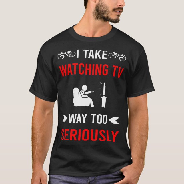 Tittar seriöst på TV T Shirt (Framsida)
