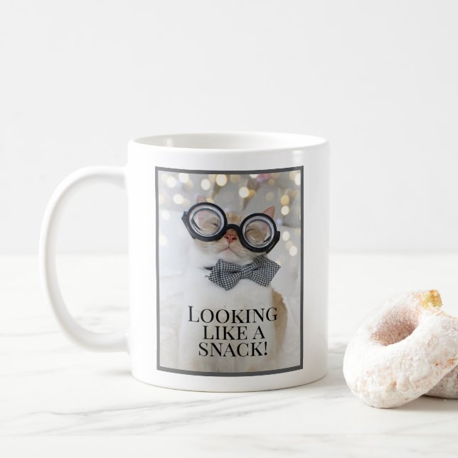 Tittar som en Snack! Cute Cat in NERD Glass Kaffemugg (Med munk)