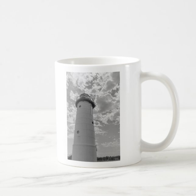 Tittar upp Manistee Lighthouse Grayscale Kaffemugg (Höger)