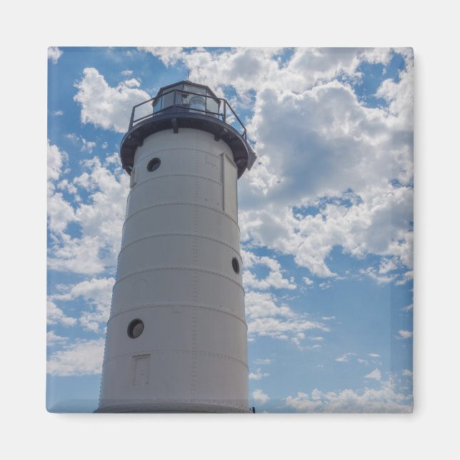 Tittar upp Manistee Lighthouse Magnet (Framsidan)