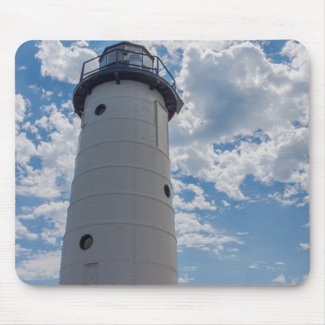 Tittar upp Manistee Lighthouse Musmatta (Framsidan)