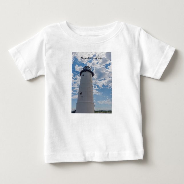 Tittar upp Manistee Lighthouse T Shirt (Framsida)