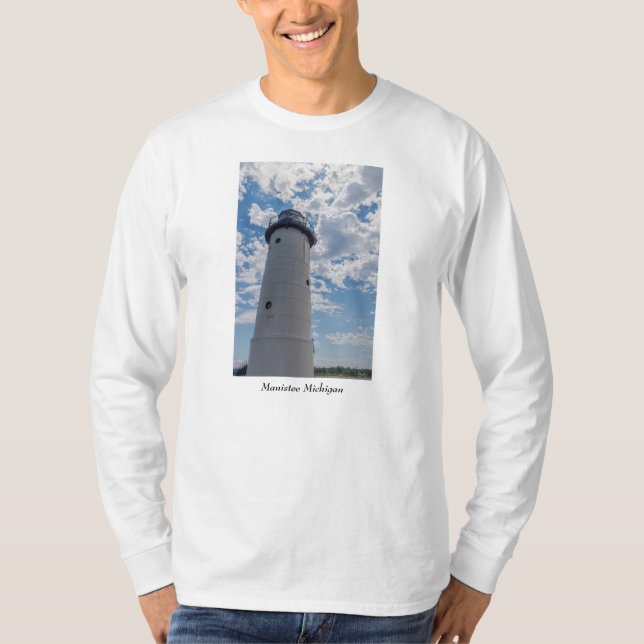 Tittar upp Manistee Lighthouse T Shirt (Framsida)