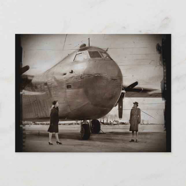 Tittar upp på Bomber Vykort (Framsida)