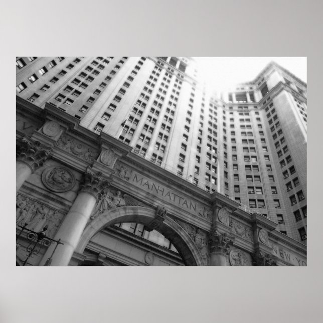 Tittar upp poster (Framsidan)