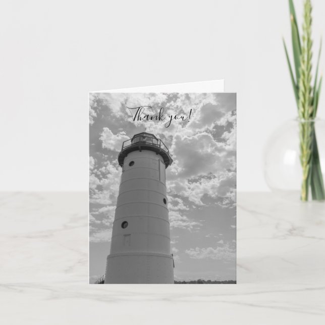 Tittar upp Tacken Manistee Lighthouse Grayscale Tack Kort (Framsida)