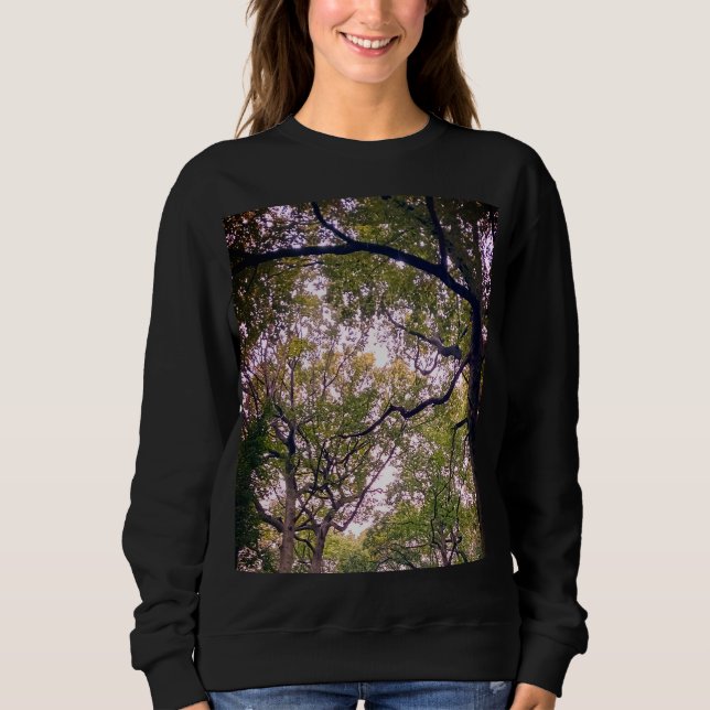 Tittar upp till grenar t shirt (Framsida)