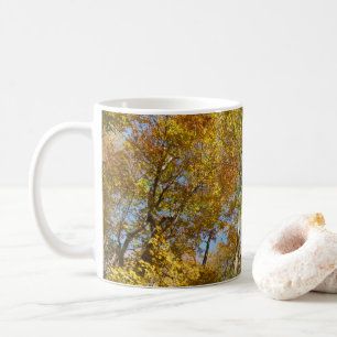 Tittar upp till Höst löv III-färgad lövning Kaffemugg