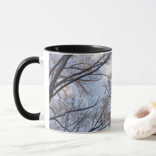 Tittar upp till Träd på vintermorgon Mugg