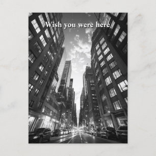 Tittar uppåt i en skyscraper-bild på B&W-bild Vykort