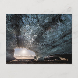 Tittar ut en isgrotta, Island Vykort