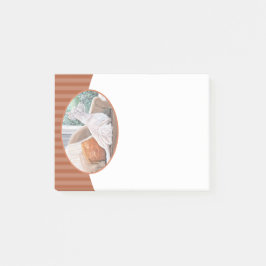 Tittar ut ett fönster post-it block