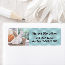 Tittar ut ett fönster returadress etikett