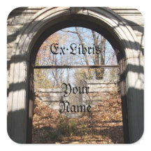 Tittar ut genom Ruin Bookplate