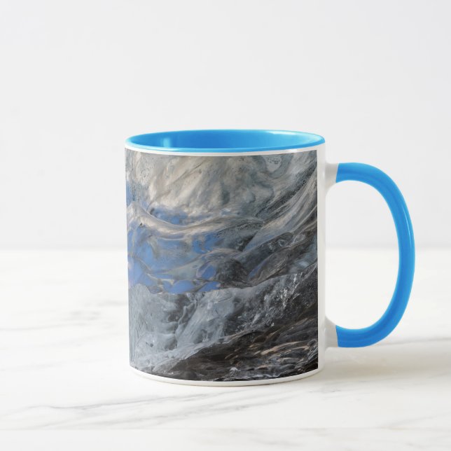Tittar ut genom tjock is mugg (Höger)