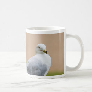 Tittar ut kaffe Mugg