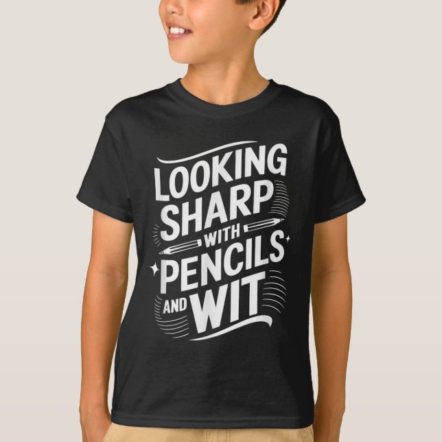 Tittar Vasst med pennor och med T Shirt (Framsida)