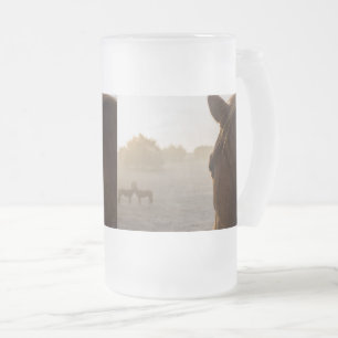 Tittar vidare frostat glasöl Mugg