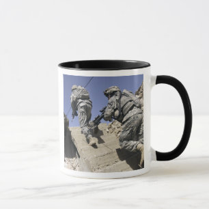 Tjäna som soldat spring upp trappuppgång av en mugg