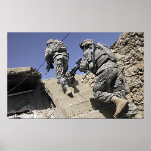 Tjäna som soldat spring upp trappuppgång av en poster