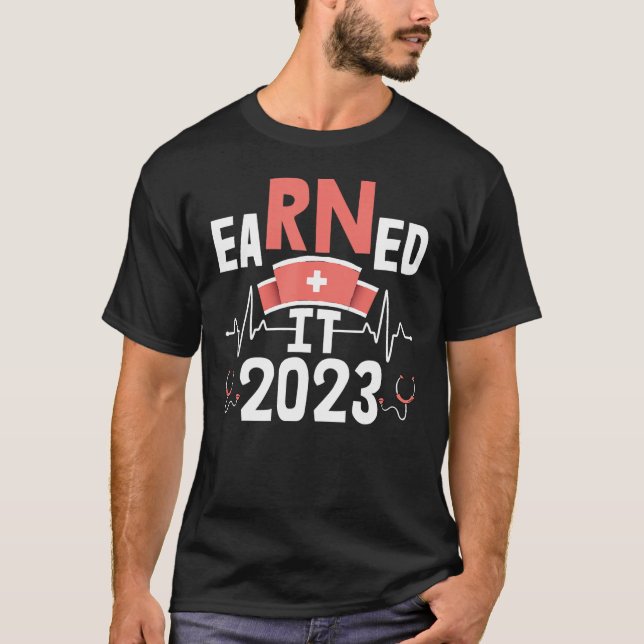 Tjänade Det 2023 - Rolig Sjuksköterska Examen RN L T Shirt (Framsida)