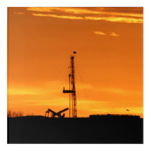 Tjänste- rigg för OilfieldWorkover på solnedgången