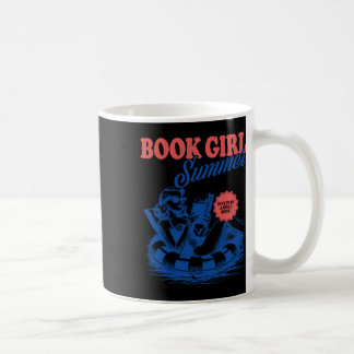 Tjej som läser bok sommar rolig strand semester fö kaffemugg