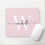 Tjejaktig Elegant Rosa Monogram Namn Skrift Musmatta<br><div class="desc">Elegant rosa enkel minimalistisk monogram initial namn signatur script anpassad personlig musmattor. Denna enkla minimalistiska enfärgade design med ditt förnamn i en snygg handskriven svans typsnitt typografi (eller kalligrafi), monogram initial i vitt och svart på rosa färg bakgrund. Dessa är lätta att anpassa. Stor stilfull feminin present för födelsedag, mors...</div>