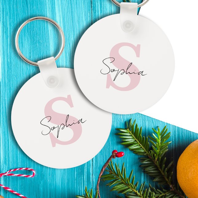 Tjejbrudtjänstnamn och rosa initialmonogram nyckelring (Skapare uppladdad)
