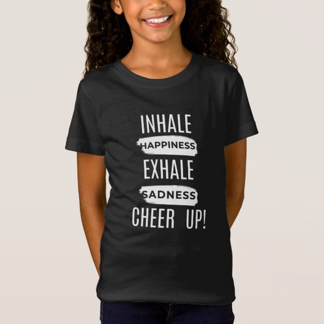 TJEJER BARN INHALERAR OCH EXHALERAR LYFT HUMÖRET T SHIRT (Framsida)