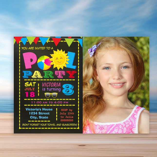 Tjejers poolparty pool födelsedagsfest inbjudningar (Cute pool party any number birthday invitation. Simply add your details and photo.)