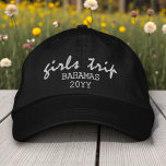 Tjejresan Modern Skriptypografi Personlig Broderad Keps<br><div class="desc">Tjejresan Modern Skriptypografi Personlig Anpassad Broderad Basebollmössa har den enkla moderna broderade texten "Tjejresan" med din personliga plats och datum eller år. Perfekt för din nästa tjejresa. Skapad av Evco Studio www.zazzle.com/store/evcostudio</div>