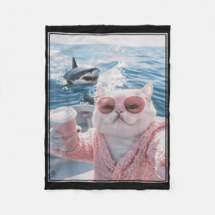 Tjock katt på en yachtbåt med haj cool rolig katt fleecefilt