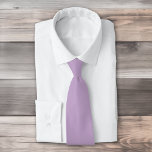 Tjock lila i färg med slätt wisteri slips<br><div class="desc">Fast utformning av lila med lätt wisteria- i färg.</div>