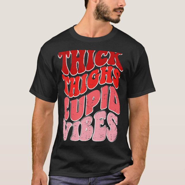 Tjock Thighs & Cupid Vibes Valentineser Kärlek Cup T Shirt (Framsida)