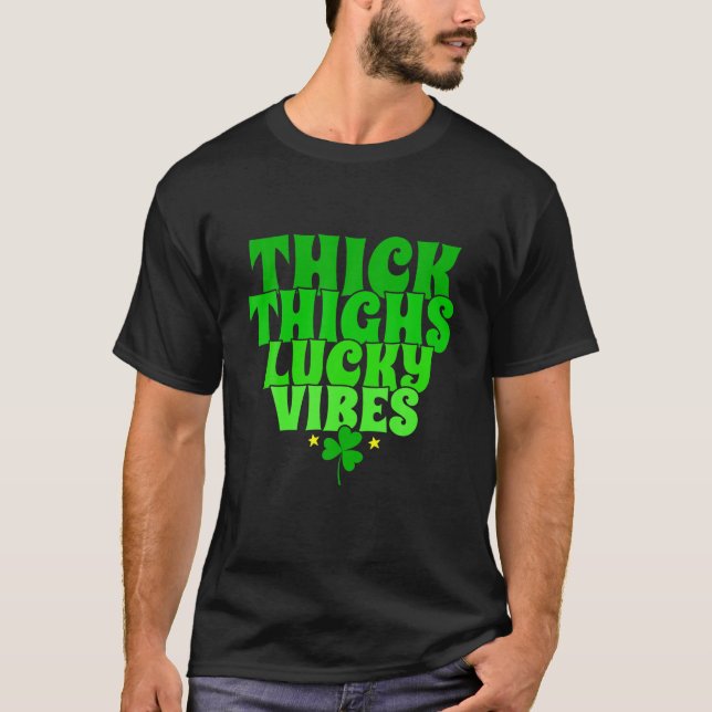 Tjock Thighs Lucky Vibes, Coola Patr T Shirt (Framsida)