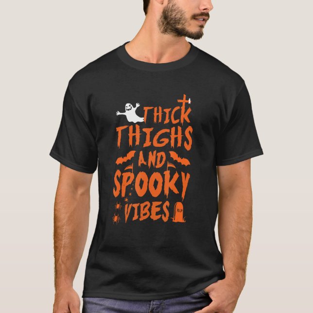 Tjock Thighs och Spooky Vibes Funny Halloween Ghos T Shirt (Framsida)
