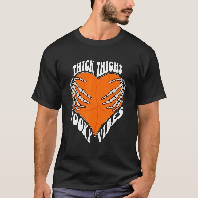 Tjock Thighs Spooky Vibes Heart Skeleton Hand Butt T Shirt (Framsida)