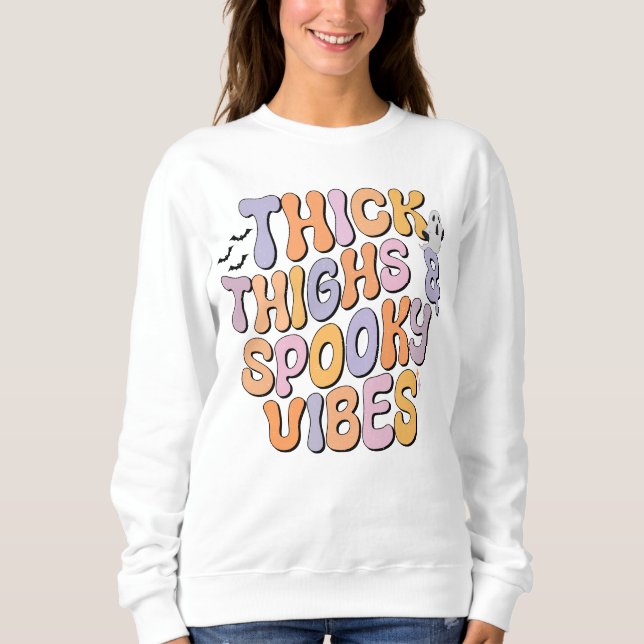 Tjock Thighs & Spooky Vibes T Shirt (Framsida)