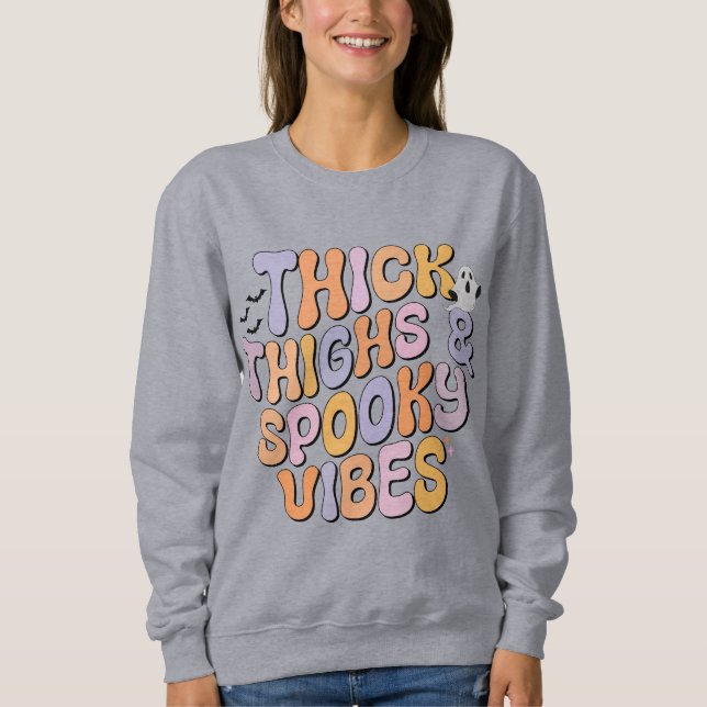 Tjock Thighs & Spooky Vibes T Shirt (Framsida)