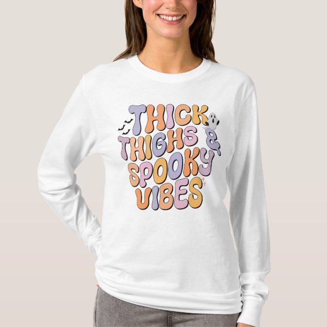 Tjock Thighs & Spooky Vibes T Shirt (Framsida)