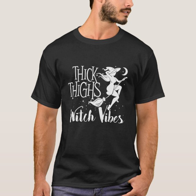 Tjock Thighs Witch Vibes Witchcraft Halloween T Sh Shirt (Framsida)