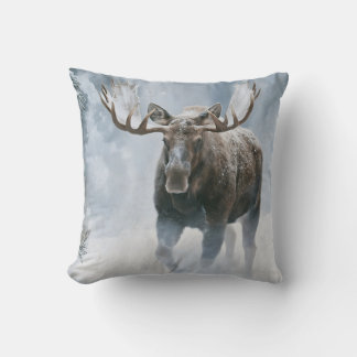 Tjur Älg Går Genom Boreal Snö Kudde