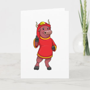 Tjur som brandman med hjälm kort