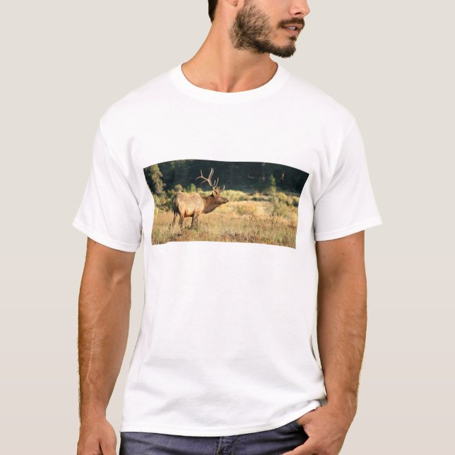 Tjurälgen i stenigt berg parkerar tee shirt (Framsida)