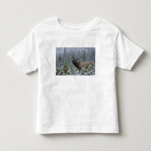 Tjurhjort i snö som ropar, bugar, Yellowstone T-shirt